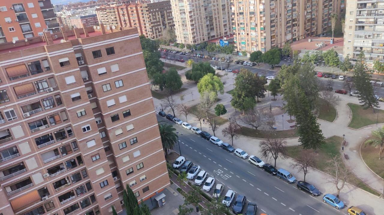 Habitacion Con Cama Individual, Piso Compartido En Avenida Blasco Ibanez バレンシア エクステリア 写真