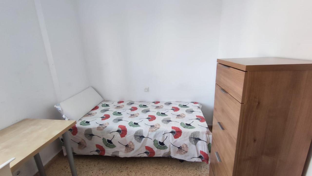 Habitacion Con Cama Individual, Piso Compartido En Avenida Blasco Ibanez バレンシア エクステリア 写真